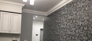 L'idea di una bella carta da parati moderna con fiori per la cucina