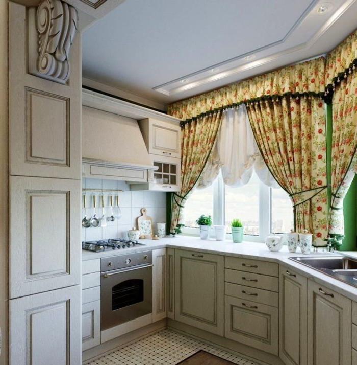 Tende corte in una piccola cucina in stile provenzale