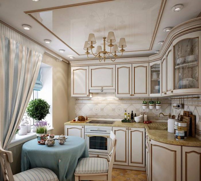 Tende bianco-blu all'interno della cucina in stile provenzale
