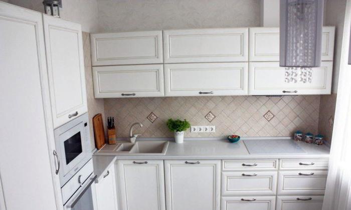 Piastrella quadrata diagonale sul grembiule in cucina in stile neoclassico