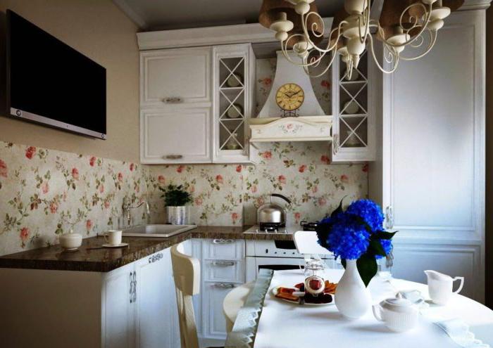 Carta da parati beige con fiori in un interno di cucina in stile provenzale