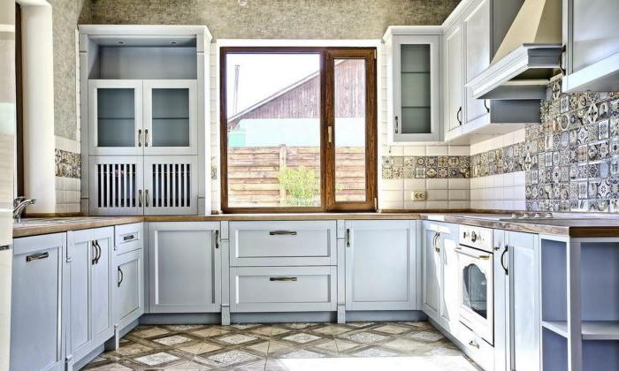 La combinazione di piastrelle in una cucina blu nello stile della Provenza in una casa di campagna