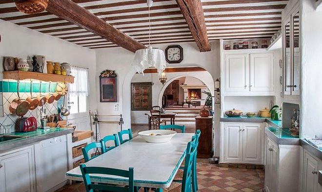 Cucina in stile rustico con elementi provenzali in una casa privata