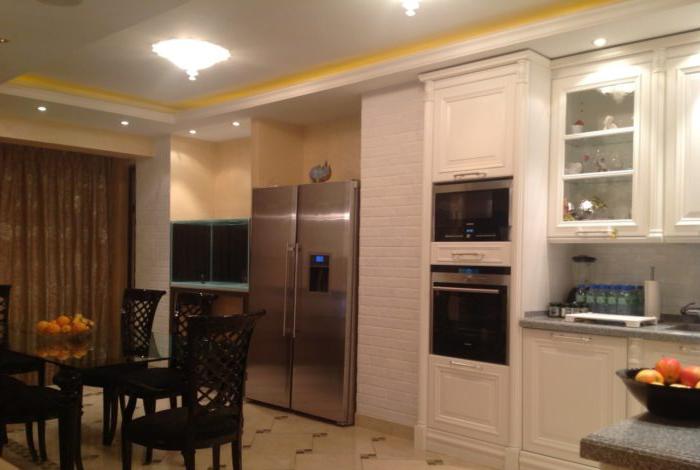 Piastrella quadrata con un mix per la decorazione sul pavimento della cucina nello stile di un classico moderno