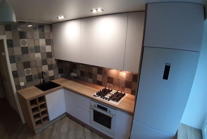 Design moderno di una piccola cucina ad angolo bianca
