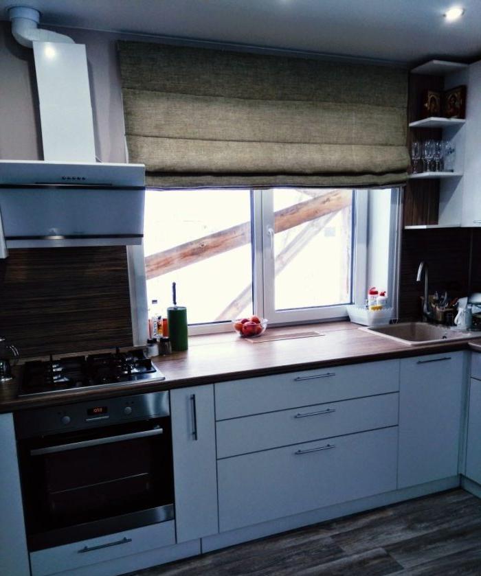 cucina a forma di g con una finestra a sinistra