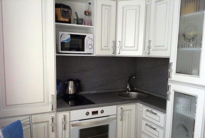 cucina di 6 metri quadrati con frigorifero a Krusciov